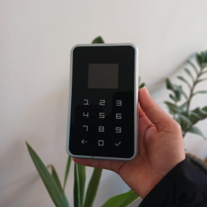 دستگاه ذخیره شماره تماس و باشگاه مشتریان لمسی + پایه شیشه ای